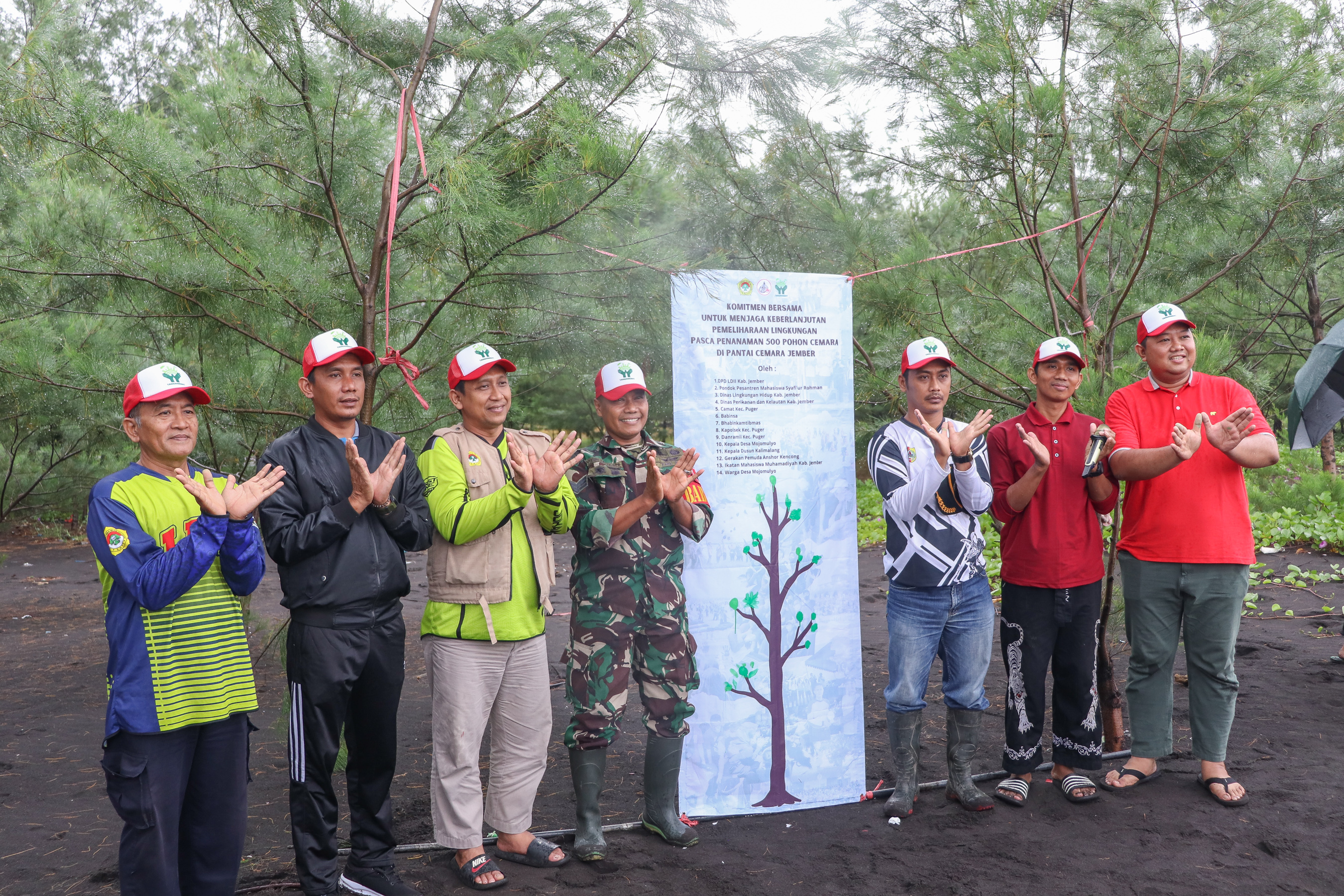 Aksi Hijau "Tangan Hebat": Kolaborasi Pondok Pesantren Mahasiswa Syafi'ur Rohman dan DPD LDII Jember Tanam 500 Bibit Cemara di Pantai Cemara.