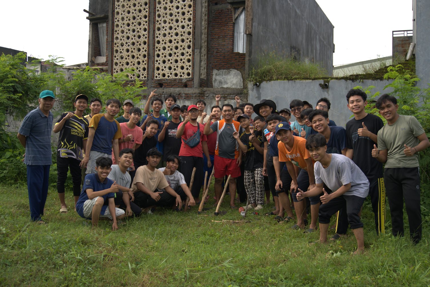 Kerja Bakti Warga RT 05 RW 26 Sumbersari Jember bersama Pengurus dan Santri PPM Syafi'ur Rohman