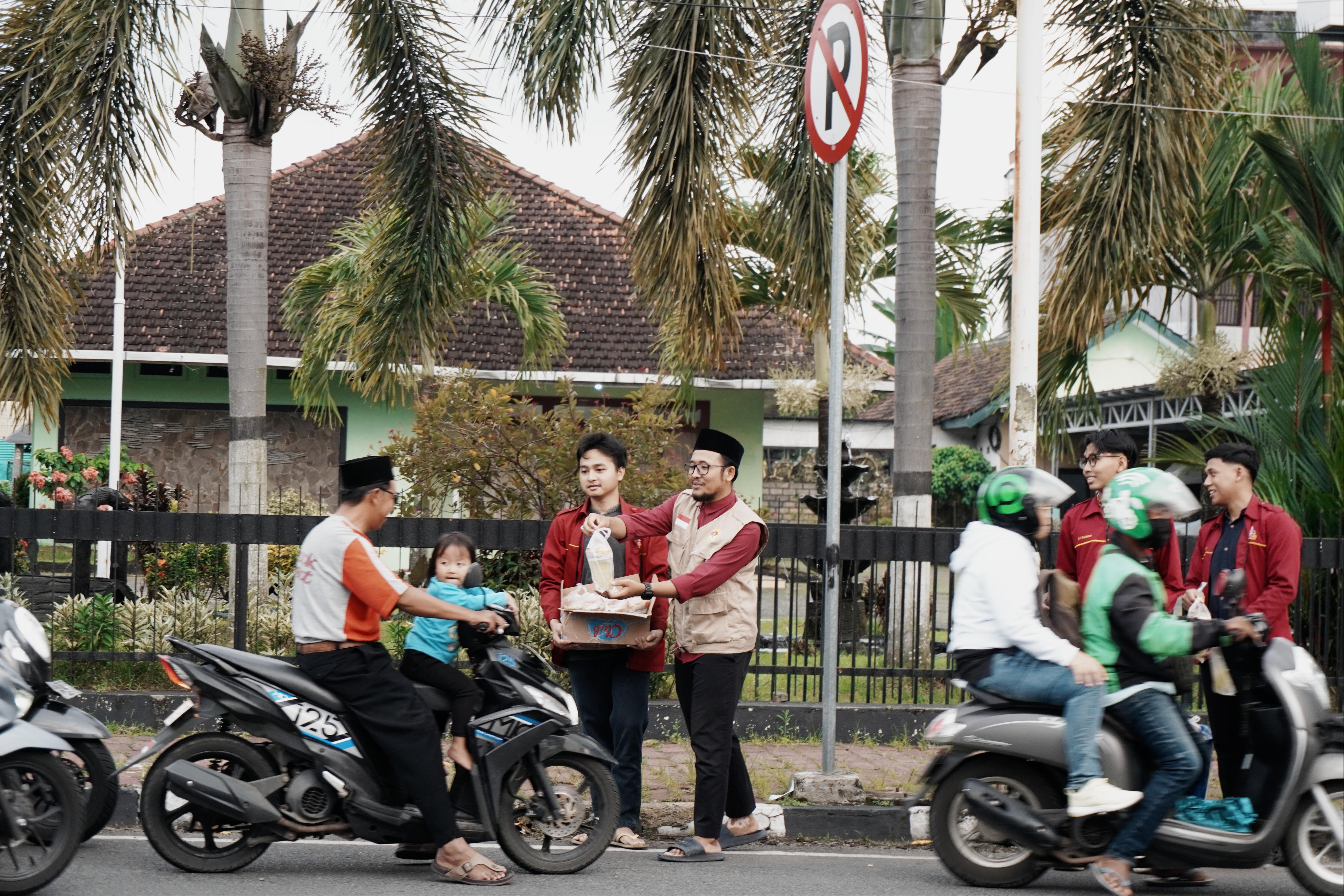 AKSARA : Aksi Berbagi Takjil Bersama Penuh dengan Suka Cita PPM Syafi'ur Rohman 2026