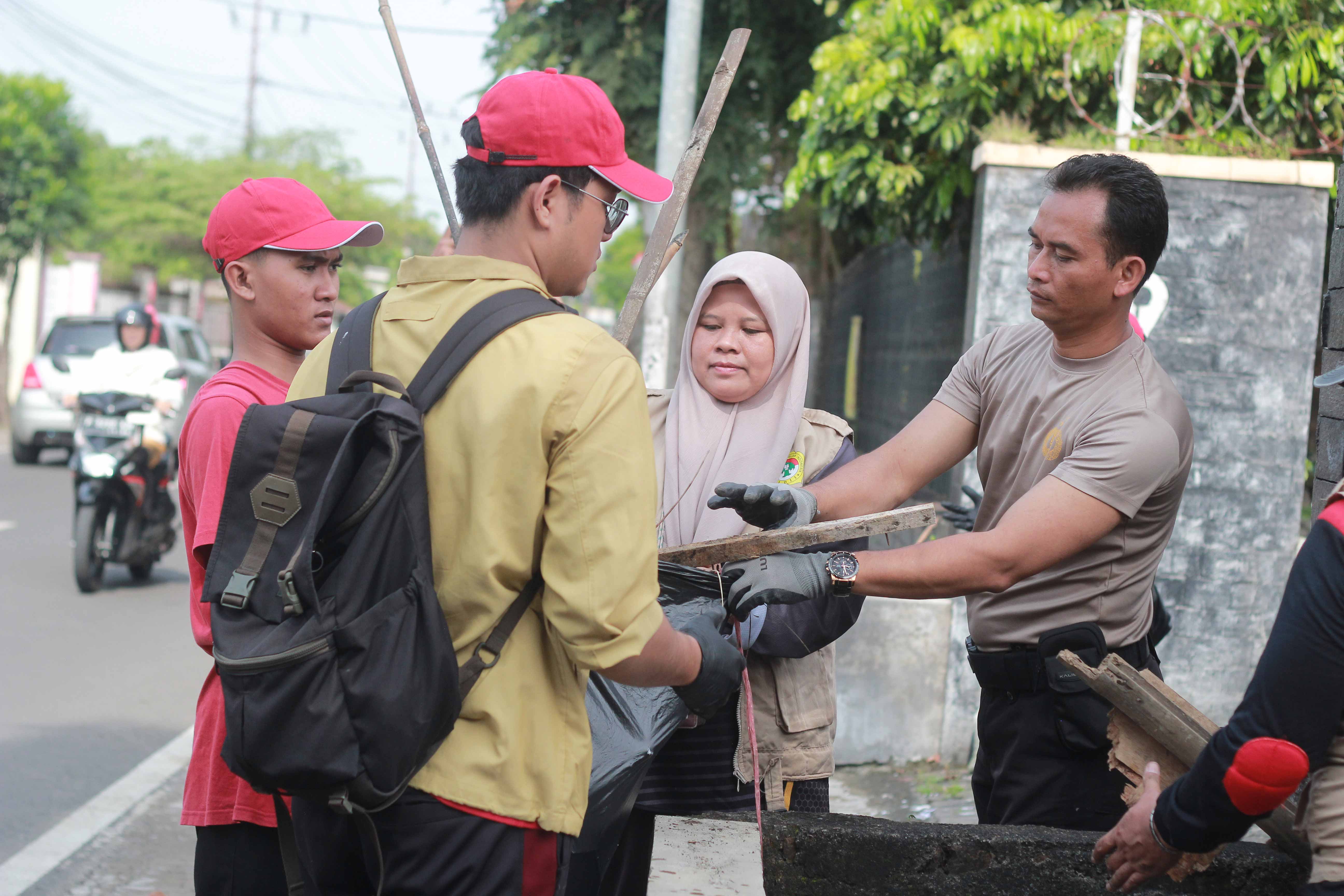 Pemuda LDII Kabupaten Jember Ikut Aksi Menjaga Kebersihan dalam Rangka Hari Peduli Sampah Nasional (HPSN) 2025